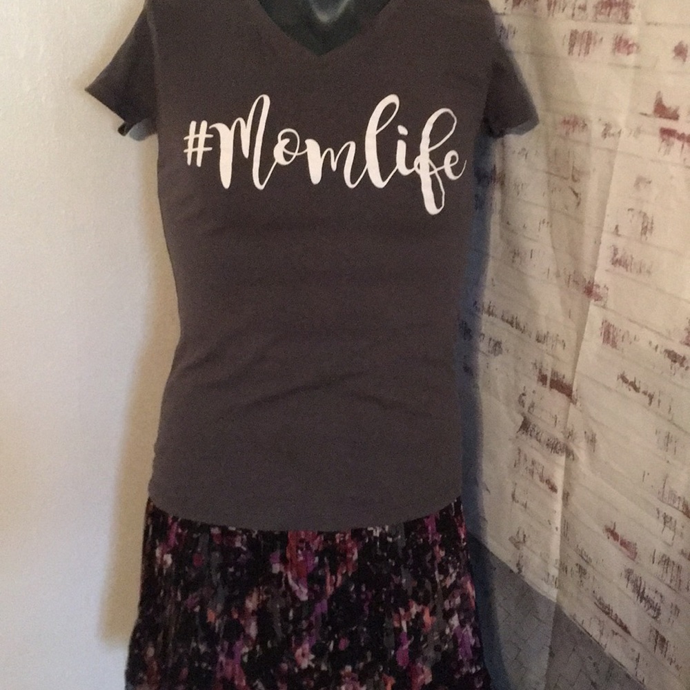 #Momlife v-neck tee Xl super soft